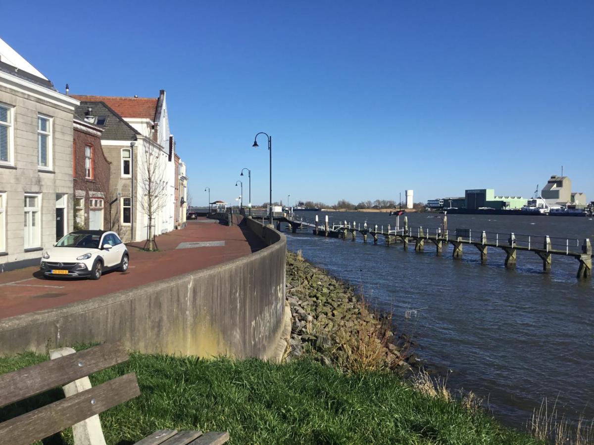 Lekkerkerk De Kapiteinshut Aan De Rivier Met Xl Ligbad En Sauna מראה חיצוני תמונה